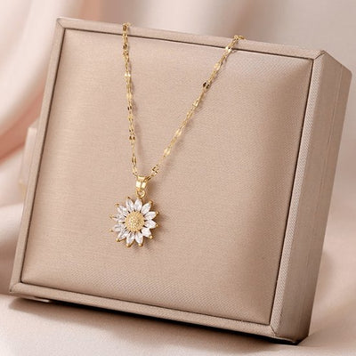 Sjika - Bloem Ketting Dames Goudkleurig – Elegante Zonnebloem Hanger met Kristal Steentjes – Luxe Dames Ketting – Trendy Sieraden - Cadeau voor haar