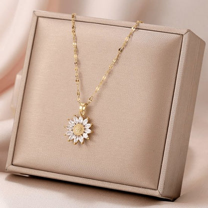 Sjika - Bloem Ketting Dames Goudkleurig – Elegante Zonnebloem Hanger met Kristal Steentjes – Luxe Dames Ketting – Trendy Sieraden - Cadeau voor haar