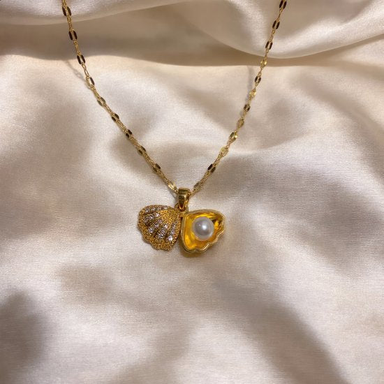 Sjika - Dames Ketting Goudkleurig met Schelp & Parel Hanger – Elegante Halsketting – Trendy Minimalistische Sieraden – Cadeau voor Haar