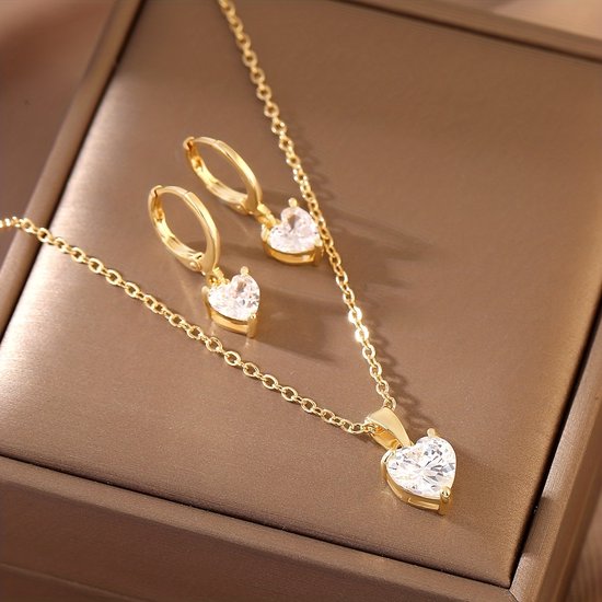 Sjika - Gouden Sieradenset Dames – Ketting & Oorbellen Hartje met Zirkonia – Gold Plated – Luxe Cadeau Set - Cadeau voor haar