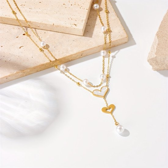 Sjika - Gold plated ketting met dubbele hart hanger & parels – Luxe damesketting – Elegant & romantisch design – Perfect cadeau voor haar