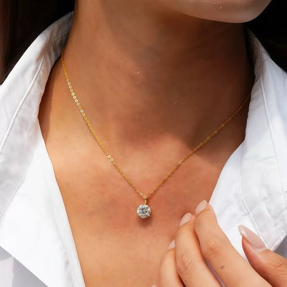 Sjika - Goudkleurige Ketting Dames – Gold Plated – Solitaire Zirkonia Hanger – Luxe Minimalistische Halsketting - Cadeau voor haar