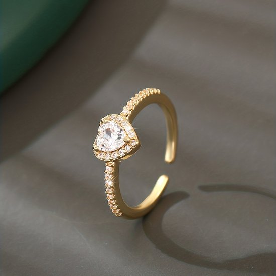 Sjika - Gold plated ring met hartvormige zirkonia – Luxe damesring – elegant design – Perfect cadeau voor haar