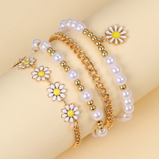 Sjika - Gouden Armbandenset Dames – 4 Delige Armbanden met Madeliefjes & Parels – Trendy Layered Sieraden – Verstelbaar - Cadeau voor haar