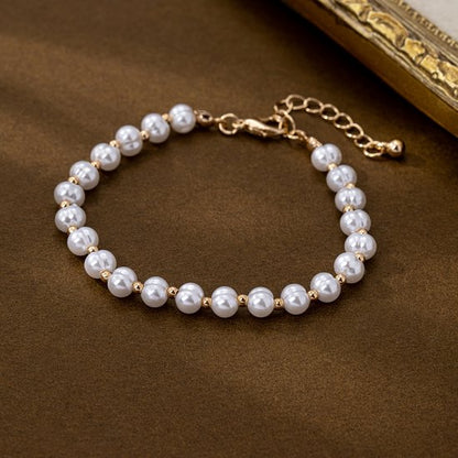 Sjika - Gold plated armband met witte parels – Luxe damesarmband – Tijdloos & elegant design – Perfect cadeau voor haar