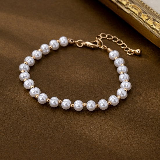Sjika - Gold plated armband met witte parels – Luxe damesarmband – Tijdloos & elegant design – Perfect cadeau voor haar