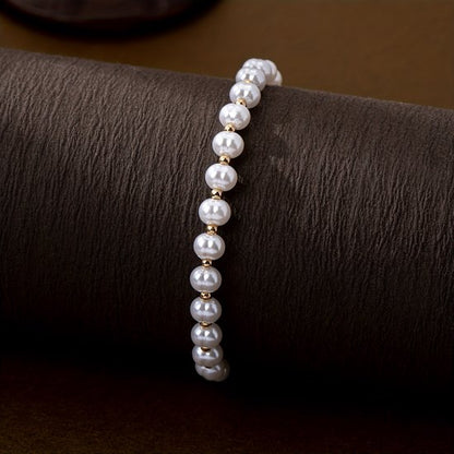 Sjika - Gold plated armband met witte parels – Luxe damesarmband – Tijdloos & elegant design – Perfect cadeau voor haar