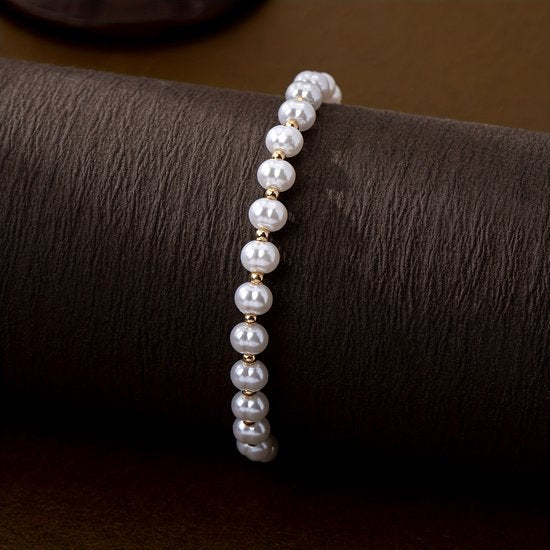Sjika - Gold plated armband met witte parels – Luxe damesarmband – Tijdloos & elegant design – Perfect cadeau voor haar