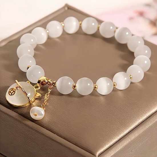 Sjika - Gold plated armband met kattenbedel & witte kralen – Uniek damesdesign – Schattig & elegant – Perfect cadeau voor haar