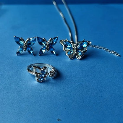 Sjika - Vlinder Sieraden Set Dames Blauw – Ketting, Ring & Oorbellen – Kristal Vlinder Sieraden Zilverkleurig – Cadeauset voor Dames