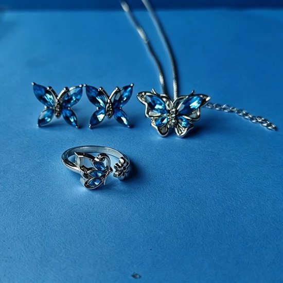 Sjika - Vlinder Sieraden Set Dames Blauw – Ketting, Ring & Oorbellen – Kristal Vlinder Sieraden Zilverkleurig – Cadeauset voor Dames
