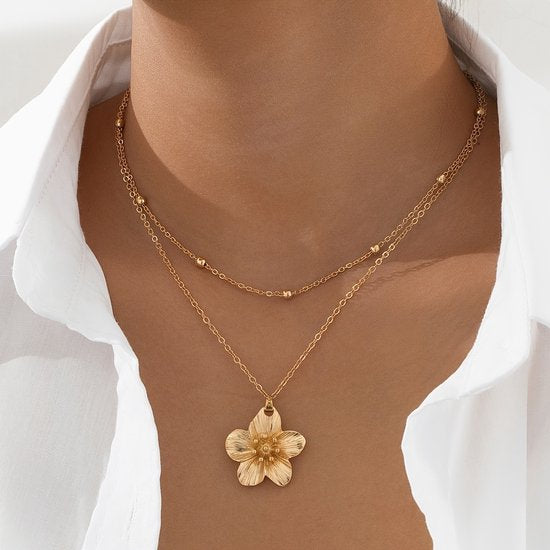 Sjika - Dames Ketting Goudkleurig met Bloem Hanger – Layered Halsketting – Dubbele Ketting Dames – Trendy Minimalistische Sieraden - Cadeau voor haar