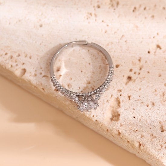 Sjika - Zilveren Ring Dames met Zirkonia – Verstelbare Solitair Ring – Verlovingsring Look – Luxe Sieraad - Cadeau voor haar