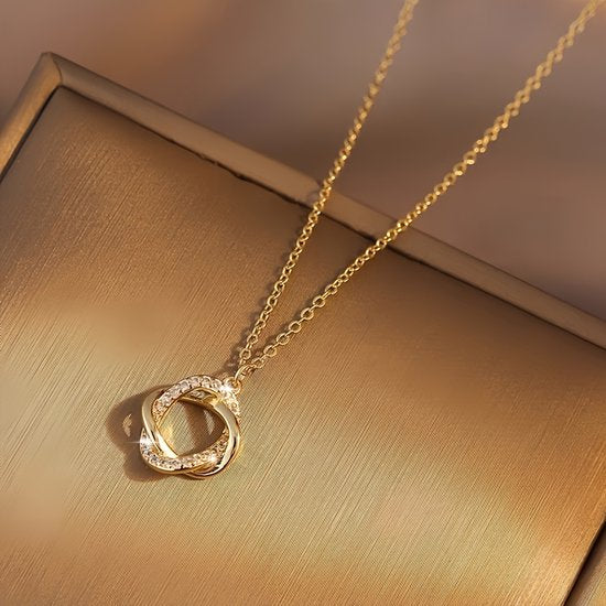 Sjika - Gold plated ketting met verstrengelde cirkel hanger – Luxe damesketting met zirkonia – Tijdloos & elegant design – Perfect cadeau voor haar