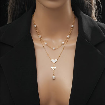 Sjika - Gold plated ketting met dubbele hart hanger & parels – Luxe damesketting – Elegant & romantisch design – Perfect cadeau voor haar