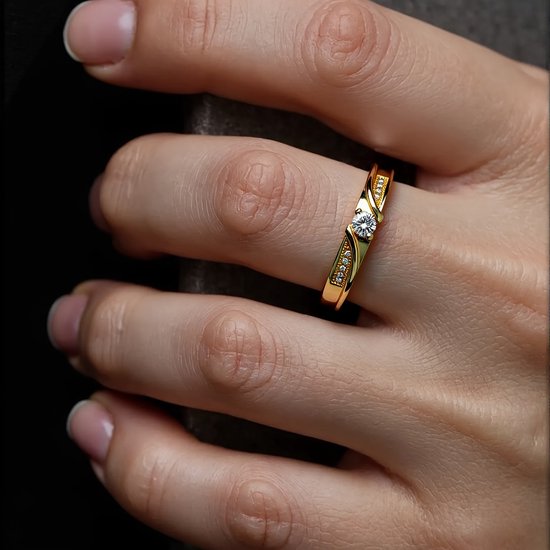 Sjika - Unisex Goudkleurige Ring met Kristal - One Size – Koppelring – Vriendschapsring & Trouwring – Elegant Design - Cadeau