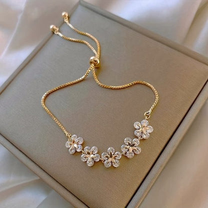 Sjika - Luxe Gouden Armband met Bloemen & Zirkonia – Verstelbaar – Perfect Cadeau voor Haar