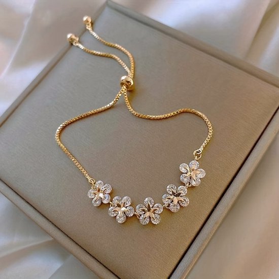 Sjika - Luxe Gouden Armband met Bloemen & Zirkonia – Verstelbaar – Perfect Cadeau voor Haar