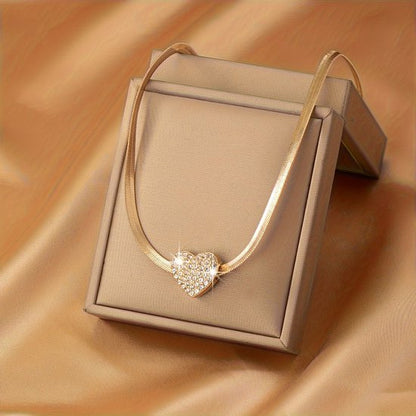 Sjika - Gold plated hartvormige ketting – Luxe gouden halsketting met kristallen hart hanger – Elegant & Tijdloos design – Perfect cadeau voor haar