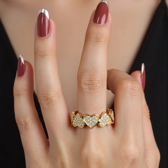 Sjika - Goudkleurige Hartjes Ring – Verstelbaar – Zirkonia Kristallen – Dames Sieraad – Luxe & Elegant - Cadeau voor haar